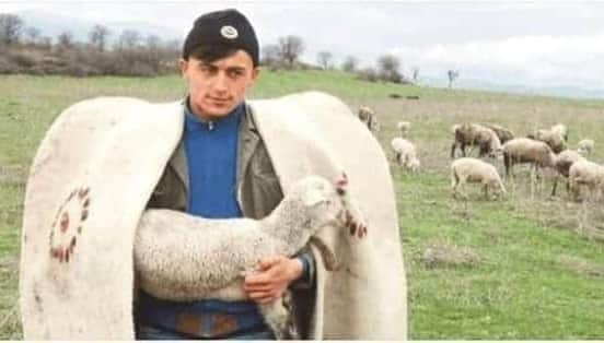 TefenliGulcan's tweet photo. Erzurumun köyünde çobanlık yapan İmam Hatipli #EmrePolat
2020 YKS birincisi oldu...
Dağda çobanlık yapanla benim OY'um bir mi diyen zihniyete, OY'lar arasındaki IQ farkını gösterdin teşekkürler, başarıların daim olsun.
#Tebrikler 👏👏👏 https://t.co/wfrj6OenFR