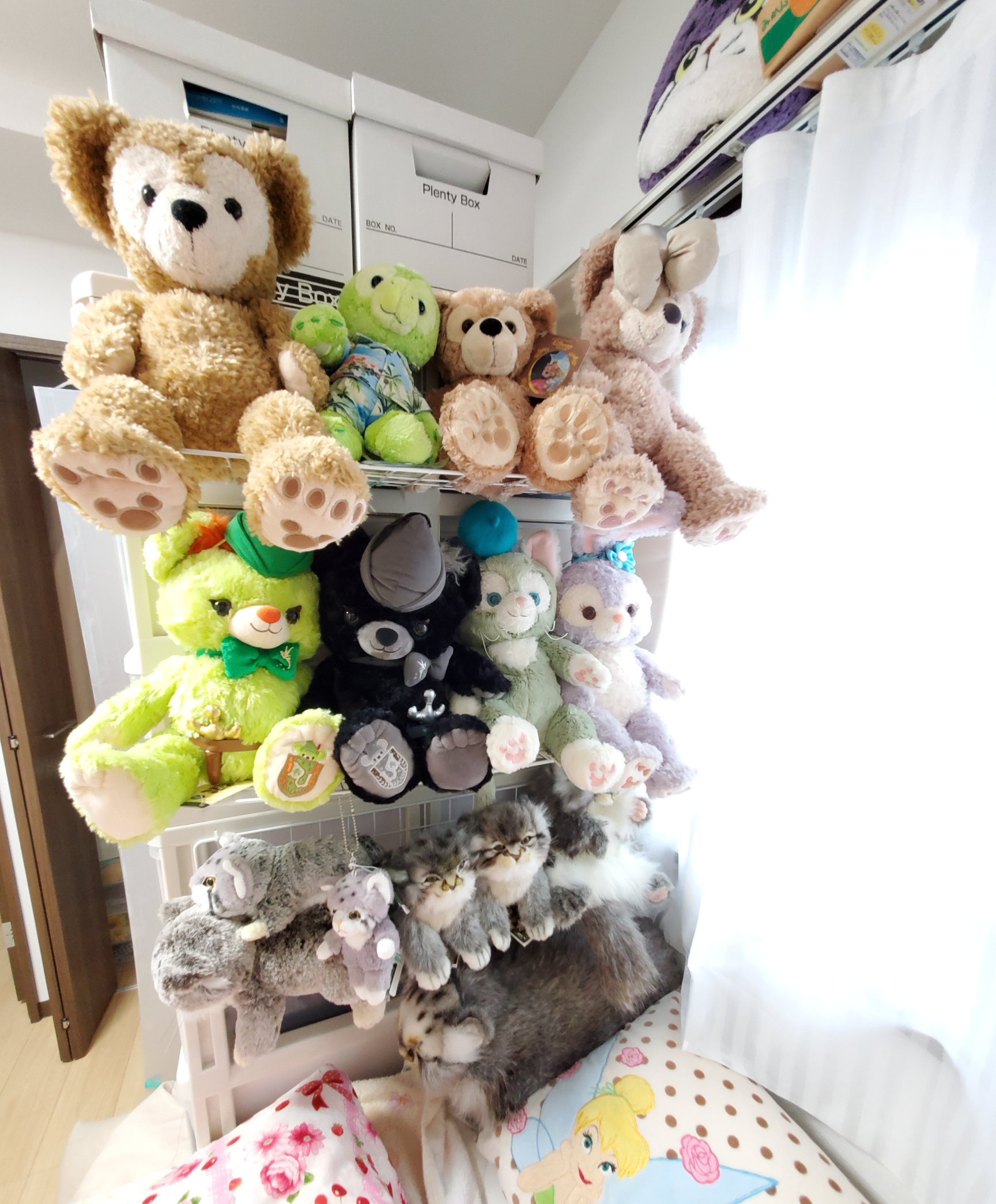 ベル 密です ワイヤーラックを折り曲げて棚を作りました ぬいぐるみ収納 ダッフィー マヌルネコ ユニベア ベルdiy ベル収納 T Co Tju94l5ujt Twitter