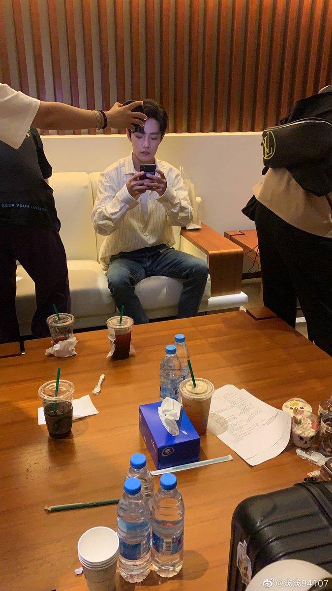 Tk25_Yb5Dt10's tweet photo. ช็��ตนี้ในตำนาน มือถือที่ปั๋วตี้้เอาไปเล่นเกมนี่มือถือใครหว่า ??? ได้แต่คิดแล้วก็สงสัย คึคึ 💚💚❤️❤️ https://t.co/arsoxVQI8c