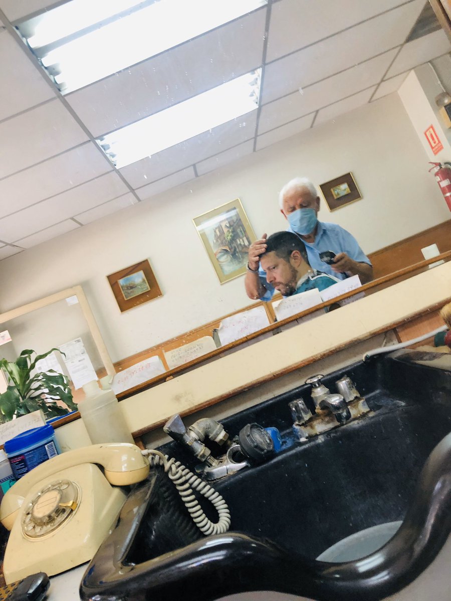 Chicos quieren un buen corte de cabello? 
Vayan a donde el señor Salvatore en Chacao, al lado del hotel Shelter suites. 
Este señor tiene toda su vida aquí y no quiere dejar Venezuela tiene 90 años y solo vive de eso.