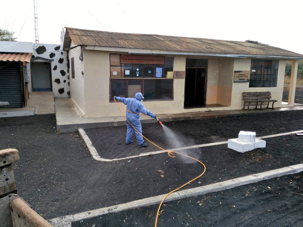 ABG_galapagos's tweet photo. #Floreana| Fumigamos los lugares estratégicos como prevención del #COVID19 en coordinación con GAD Parroquial Santa María. Utilizamos ácido hipocloroso, producto amigable con la salud humana y medio ambiente, donado por uno de nuestros aliados estratégicos @NeuthoxEcuador. https://t.co/ozsM5rJSOJ