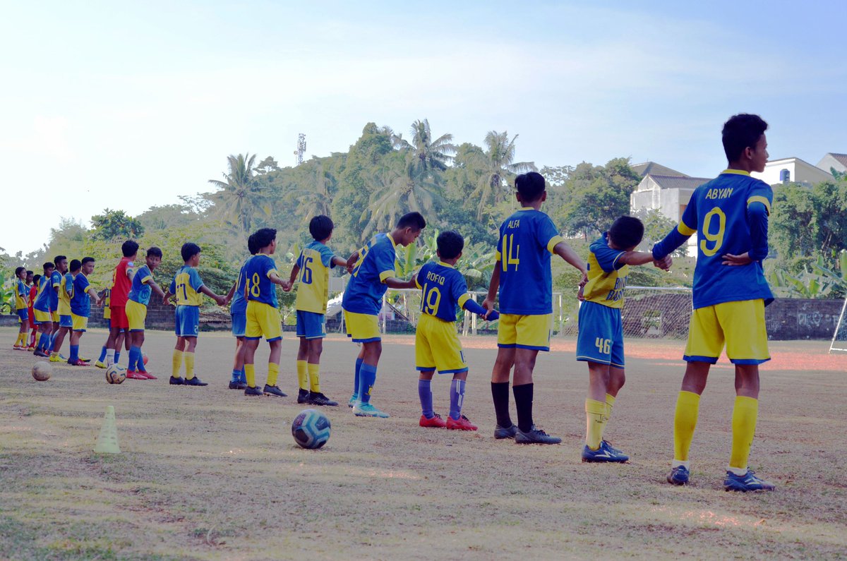 Bagaikan latihan di kaki gunung
Sungguh indah negeriku