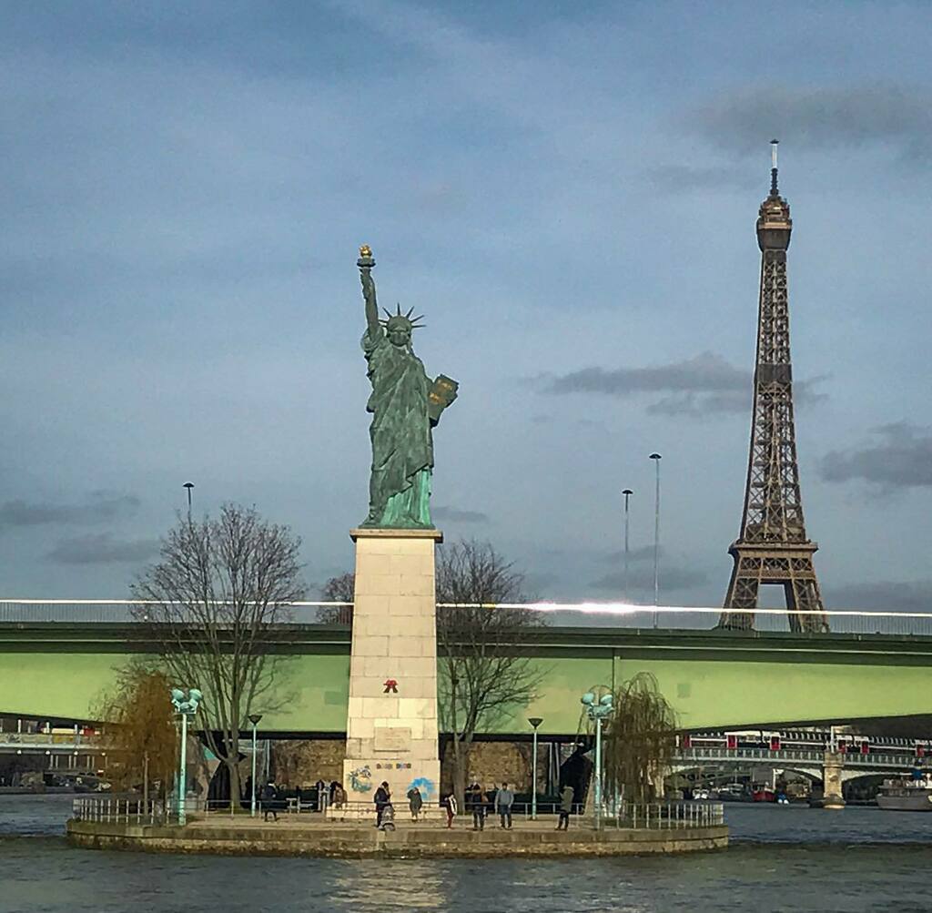 JustGoSoloTrav's tweet image. Looking back at the Pont de Grenelle, you can see a cast of the Statue of Liberty with the Eiffel Tower in the background.

#landmark #pontdegrenelle #statueoflibertyparis #eiffeltower #statueofliberty #parisarchitecture #solotravel #solotrip #travelgram… instagr.am/p/CDNF5TrsdLe/