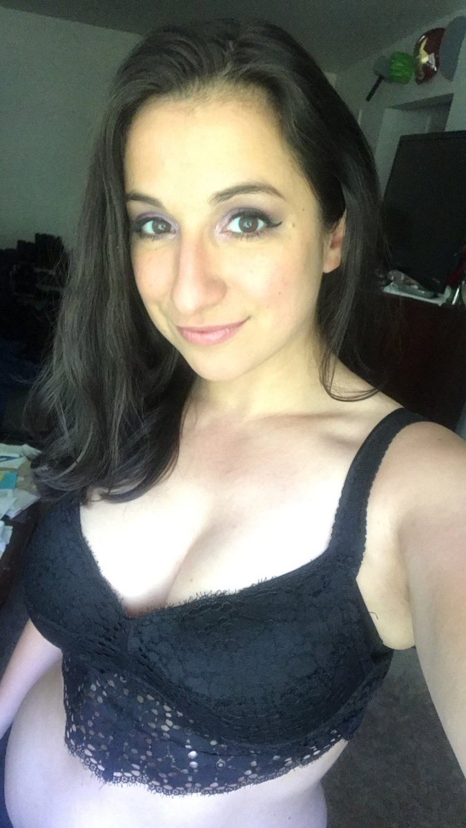 postachild323's tweet photo. I kind of miss wearing makeup and looking cute 😍

But also being a bum is LIFE!!! 😂😂😂

Side note: I love my short hair but god do i miss my long natural color https://t.co/jRogNFBjRt