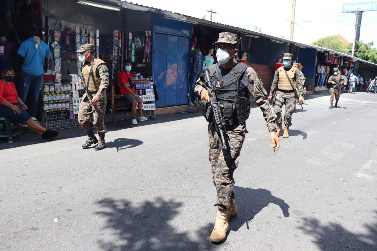 merino_monroy's tweet image. La seguridad de los ciudadanos sigue siendo importante, por eso en el marco del #PlanControlTerritorial, realizamos patrullaje a pie desde Colonia Las Margaritas en Soyapango, pasando por Col. 22 de octubre hasta el barrio Lourdes en San Salvador.