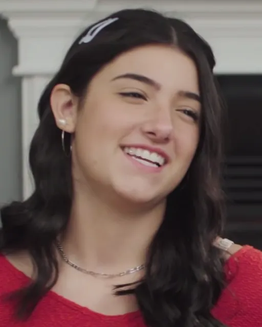 2- °second reason° "  @charlidamelio "she has great humility that as soon as you start supporting her you realize that she is a great girl, her humility is what makes her stand out the most