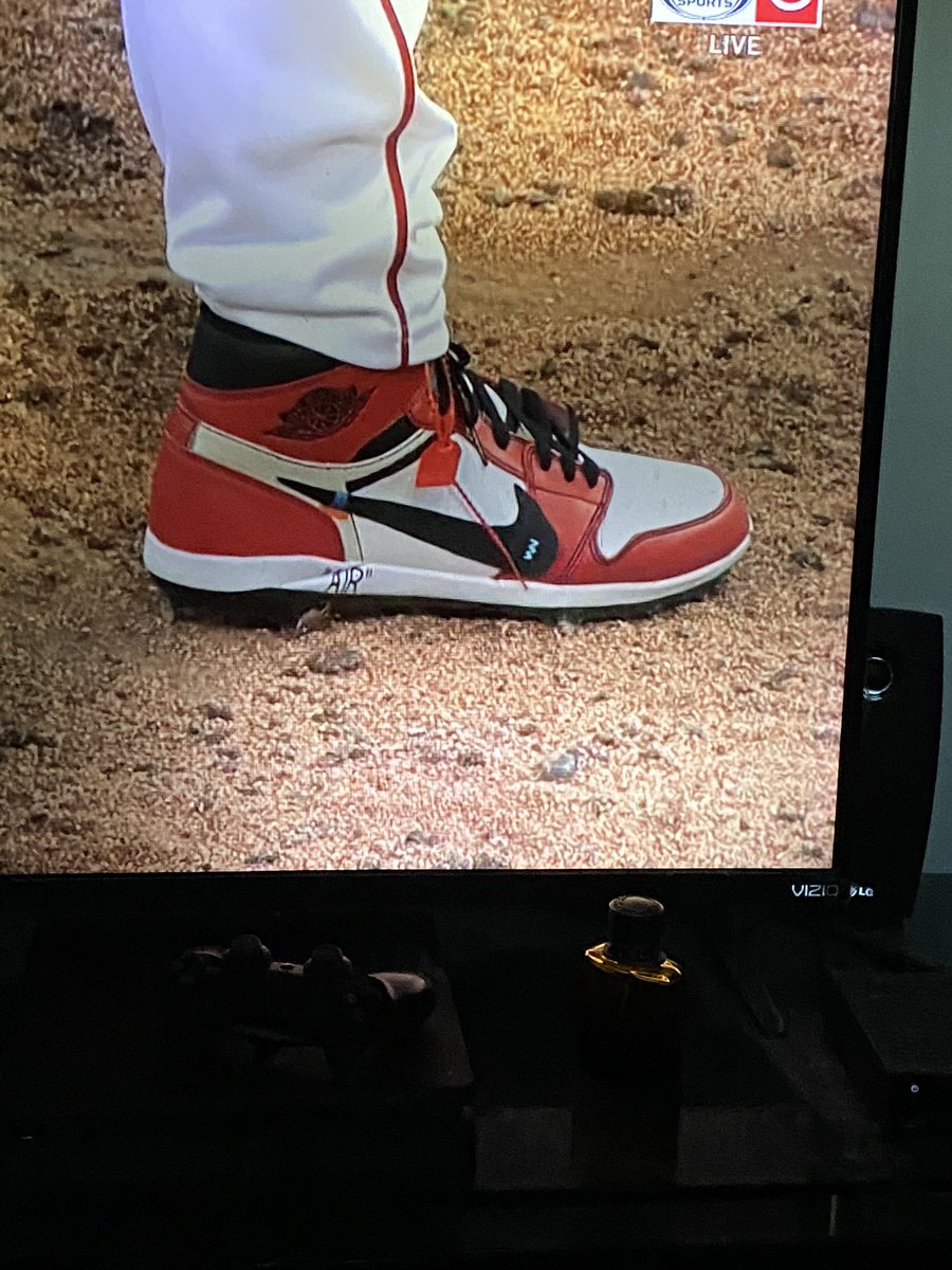 chip403's tweet photo. Cody Reed rockin the OG Air Jordan’s as cleats tonight. #Reds #MLB @reds https://t.co/JQdpu7dXgq