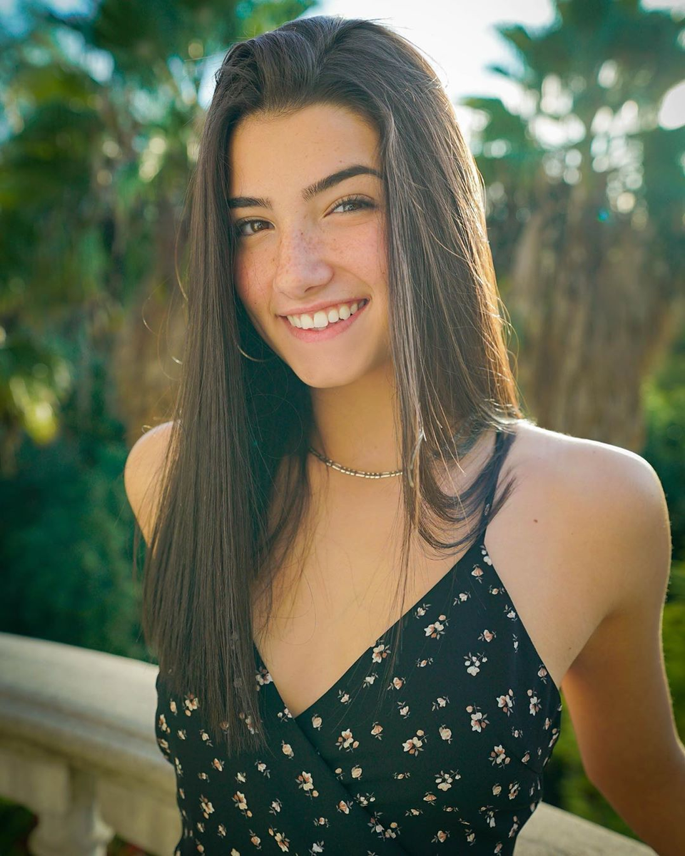 3-° third reason ° "  @charlidamelio "her smile god, they are beautiful, every time she uploads a photo smiling she gives us such a beautiful peace you never stop smiling