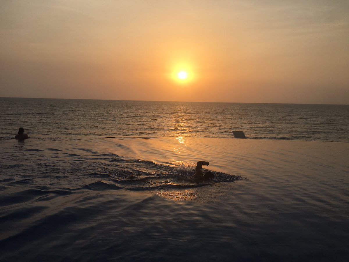 CelestinMonga's tweet photo. Répondre à la calomnie? Non
Vous prenez tranquillement un bain à la rivière sans déranger personne. Un fou délirant arrive, hurle des insanités, s’empare de vos vêtements et s’enfuit. Si vous sortez de l’eau pour le poursuivre, nul ne saura jamais qui de vous deux est le plus fou https://t.co/gjcbCwy2SJ