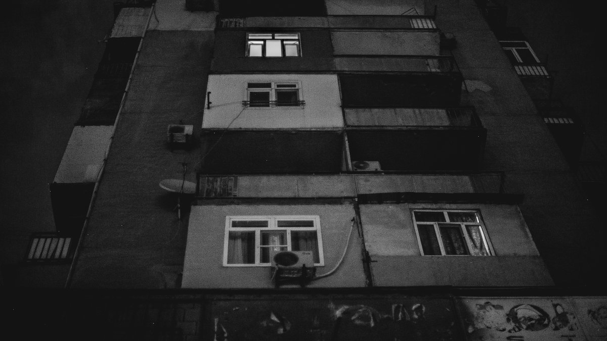 nargiz_mammadli's tweet photo. On the way back I returned to the bakery to shoot her. She was there, head on the hands, eyes closed, resting. #istanbulsözleşmesiyaşatır #kadincinayetlerinidurduracagiz #niunamenos #kadıncinayetleripolitiktir #challengeaccepted #feminicide #simplelives https://t.co/rtCzu9GYP4