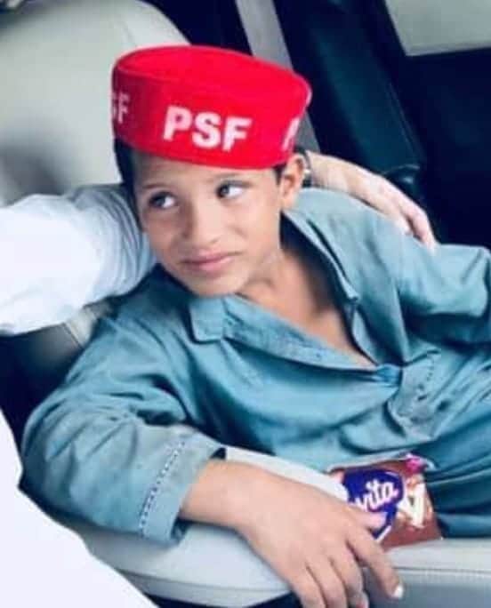 aftabalikhan072's tweet image. #ripcommando
رزق حلال کمانے کی خاطر کبھی ٹوفیاں بھیجتا تھا تو کبھی وزن چیک کرنے والے مشین سے اپنی دو وقت کی روزی کماتا تھا، ہم سے ہمیشہ کیلئے جدا ہوگیا۔ کمانڈو، آپ نے یونیورسٹی کو ایک رونق بخشا تھا۔ یونیورسٹی کی راہیں آپ پر آباد تھی۔ یونیورسٹی کی راہیں اب ویران ہوگی کمانڈو۔