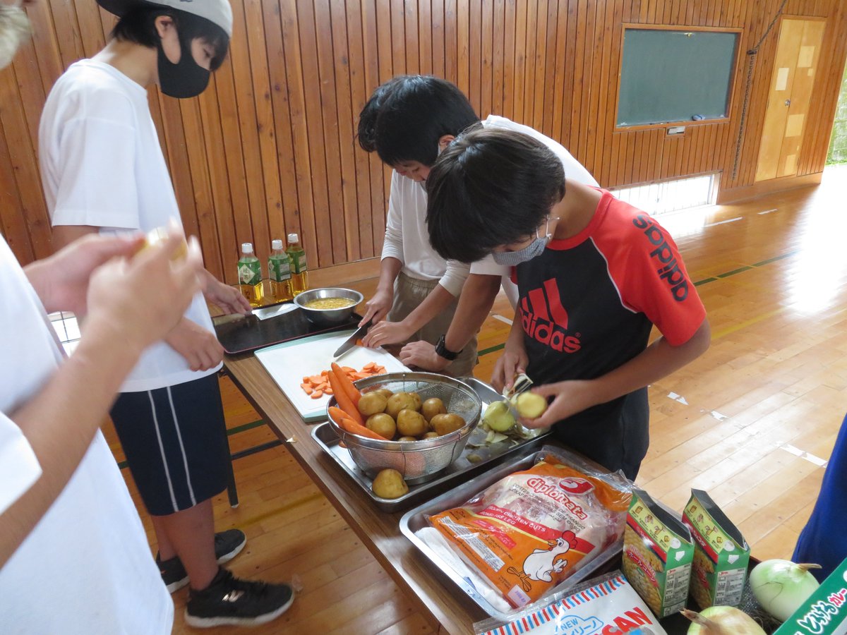 どんぐり向方学園 Ar Twitter そのキャンプの夜 消灯時間が過ぎた後 廊下を歩くと仄かに光るものが すごく見えづらいですが 動画の7秒あたり 真ん中ちょい上です 蛍 ホタル Byカセ