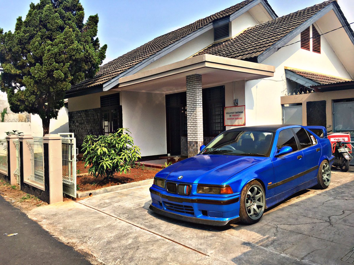 Kantor gak harus digedung
Karena harga diri seorang laki laki bukan dari seberapa bagus kantornya
Tetapi harga diri seorang laki laki itu ada pekerjaan bukan sebagus apa kantornya