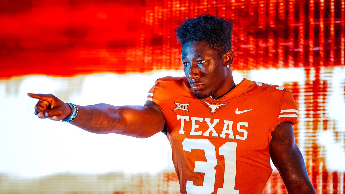 TexasFootball's tweet photo. Lights...camera...🤘

#ThisIsTexas #HookEm https://t.co/XuRmXgUBcN