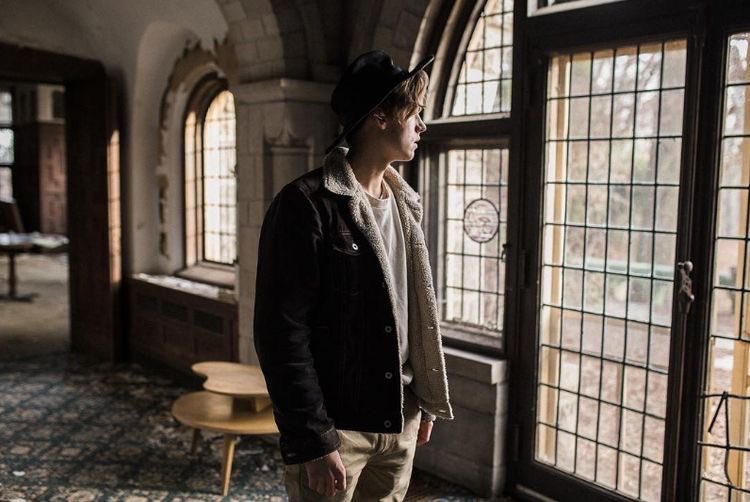 Cole Sprouse standing in aesthetic and pretty placesan extremely necessary thread: