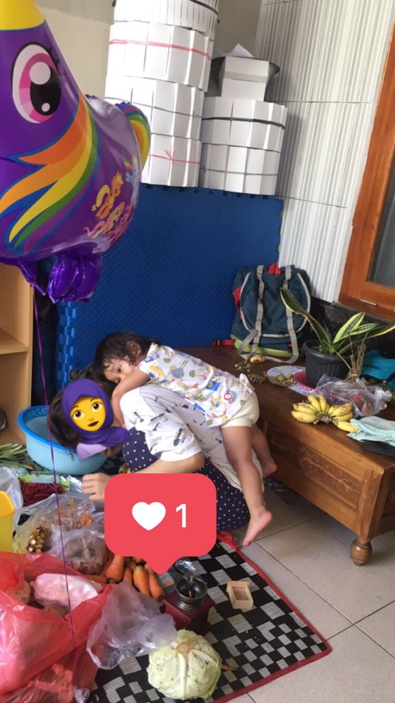 PENTING!!!

Kalian yg pengen nikah muda, wajib banget tau bahwa nikah itu ga segampang keliatannya! 

Mamaeh mau share bekal apa aja yang wajib kamu punya setelah menikah?