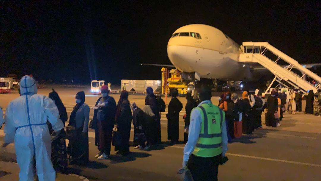 UgandaMFA's tweet photo. IN PICTURES: LIVE FROM ENTEBBE INTERNATIONAL AIRPORT ARRIVAL OF UGANDAN NATIONALS AND LEGAL RESIDENTS WHO WERE STRANDED IN THE KINGDOM OF SAUDI ARABIA DUE TO THE #COVID-19 PANDEMIC
#WelcomeHome #MOFADelivers #StaysafeUG #RepatriationUG https://t.co/82XY0QEAdD