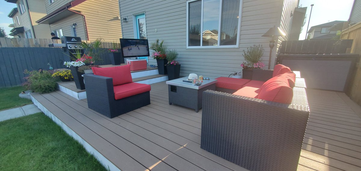 XJSquire's tweet image. Ready for the #Flames game. Need a more stable TV stand. 😆😆😆
#HockeyIsBack