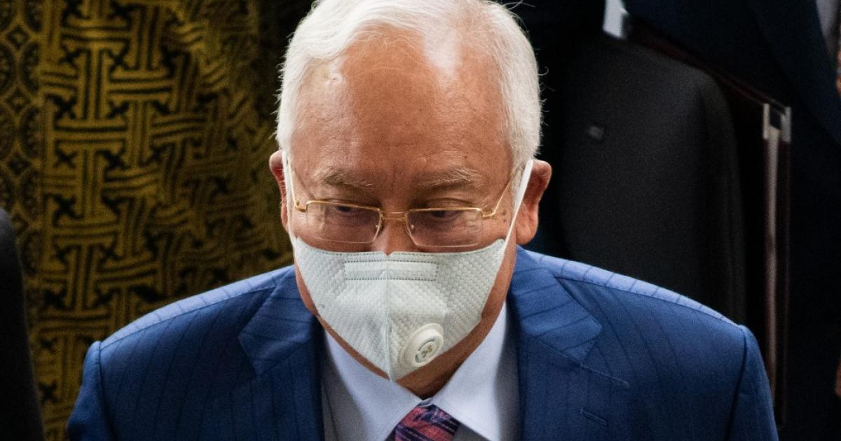 engfordedu's tweet image. ملائیشیا کی ایک عدالت نے سابق وزیر اعظم نجیب رزاق کو اربوں ڈالر کی بدعنوانی اور اختیارات کے ناجائز استعمال کے الزامات ثابت ہونے پر 12 سال قید اور چار کروڑ 94 لاکھ ڈالر جرمانہ عائد کر دیا ہے۔ 
نجیب رزاق کو تین دیگر الزامات ثابت ہونے پر بھی دس، دس سال  #4Yea bit.ly/2PhitbD