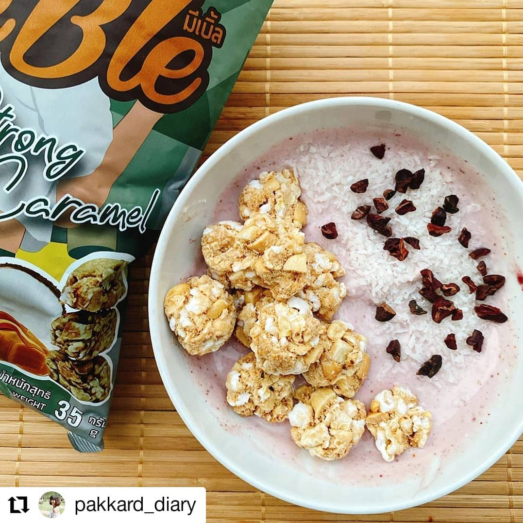MebleSnack's tweet photo. ครีเอทเมนูได้หลากหลาย กินกับอะไรก็อร่อย
หอมนัวหลุดออกมาจากภาพกันเลยทีเดียว 🥥😛 สุดปัง กับ ความเข้ากันอย่างลงตัวของ #โคโคนัทคาราเมล 
#Meblesnack ♡ Granola Ball ♡ ชาร์ตพลังเริ่มต้นวันใหม่ด้วย เมนูง่ายๆ-รวดเร็ว-มีประโยชน์
#มีเบิ้ล #meblesnack #กราโนล่า #กราโนล่าบอล #อร่อยบอกต่อ https://t.co/5RPdkZGtLb
