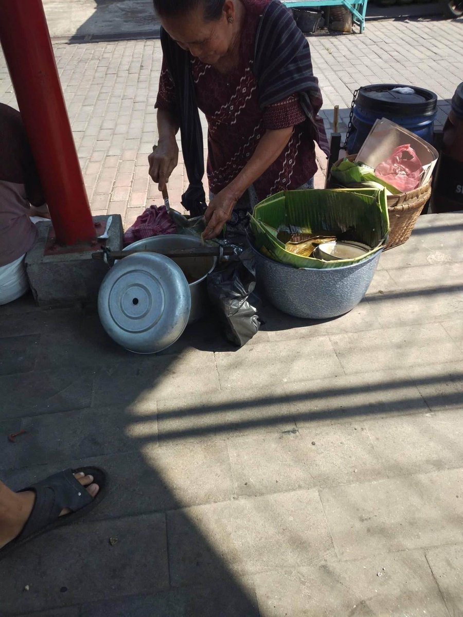 Alexander_WG13's tweet image. Sarapan lurs 
Masio gak duwe tanggung jawab nganggur perlu di tingkat kan, 
Sego liwet buat semangat gawe nongkrong karo numpang wifian  ... 💪💪💪

#KuliWesi
#SegoLiwet
#MbokLasmi