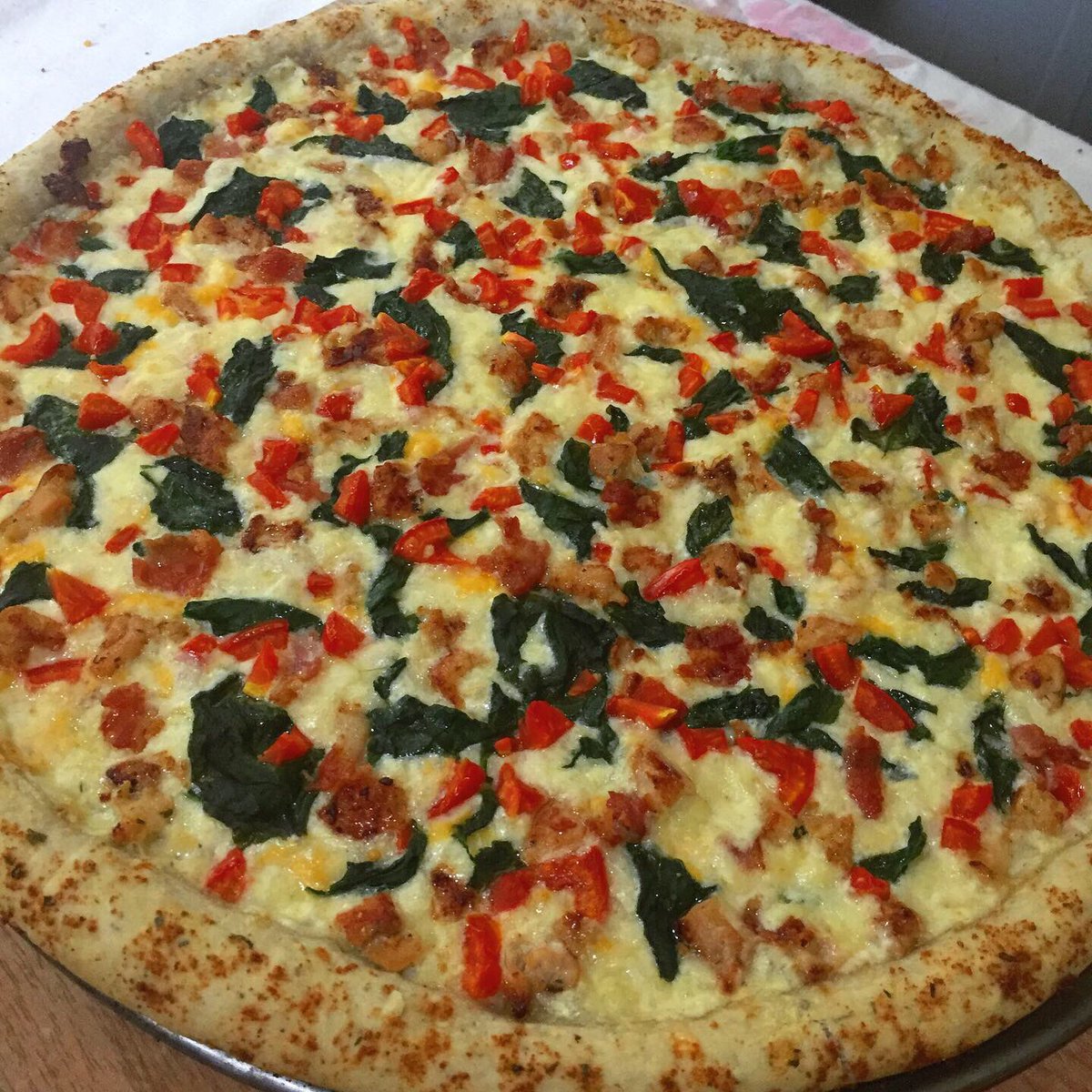 kaymacall's tweet photo. Quiero aprovechar para dar a conocer el pequeño emprendimiento que tenemos con mi familia, así que por si alguien está interesado y quisiera quitarse un antojo, estamos vendiendo pizzas artesanales, son gigantes y ricas😋🍕Contamos con 22 variedades
Gracias!
IG: bellaciaopizza_sv https://t.co/cFPxJ3wBpm