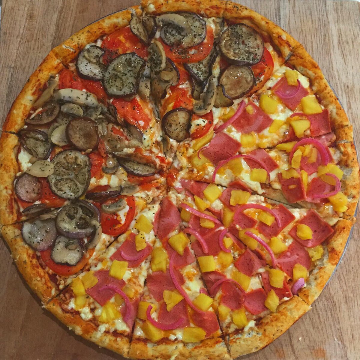 kaymacall's tweet photo. Quiero aprovechar para dar a conocer el pequeño emprendimiento que tenemos con mi familia, así que por si alguien está interesado y quisiera quitarse un antojo, estamos vendiendo pizzas artesanales, son gigantes y ricas😋🍕Contamos con 22 variedades
Gracias!
IG: bellaciaopizza_sv https://t.co/cFPxJ3wBpm