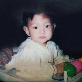 deluxebbh's tweet photo. 🍭. -; #BAEKHYUN  but he grow older as you keep scrolling; a thread. https://t.co/6fvL9ebFUD