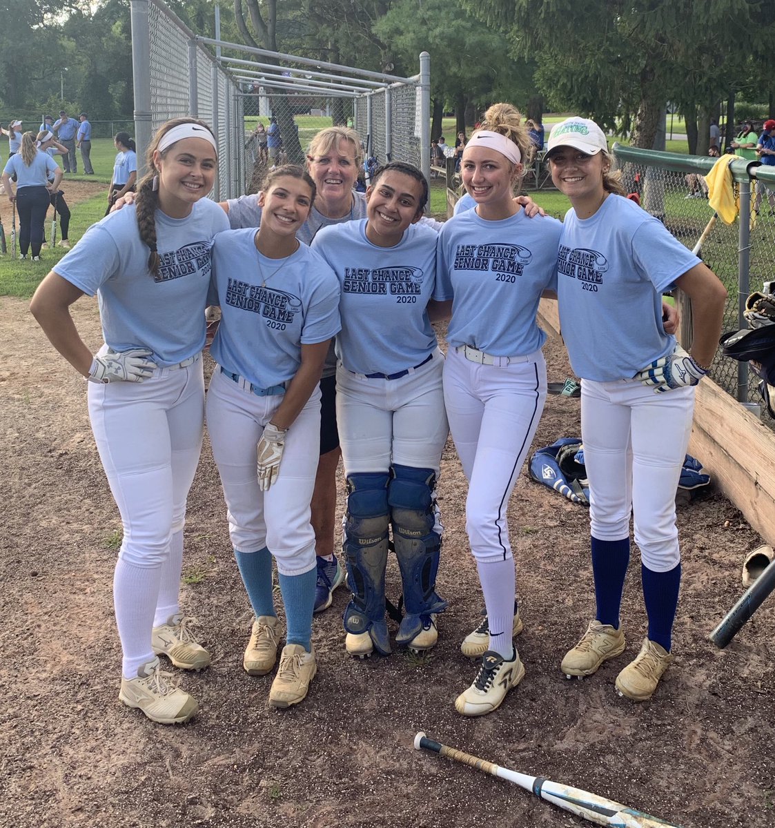 BRHSsoftball17's tweet image. The fab 5 playing softball together again. #toofun. #blueteamwins