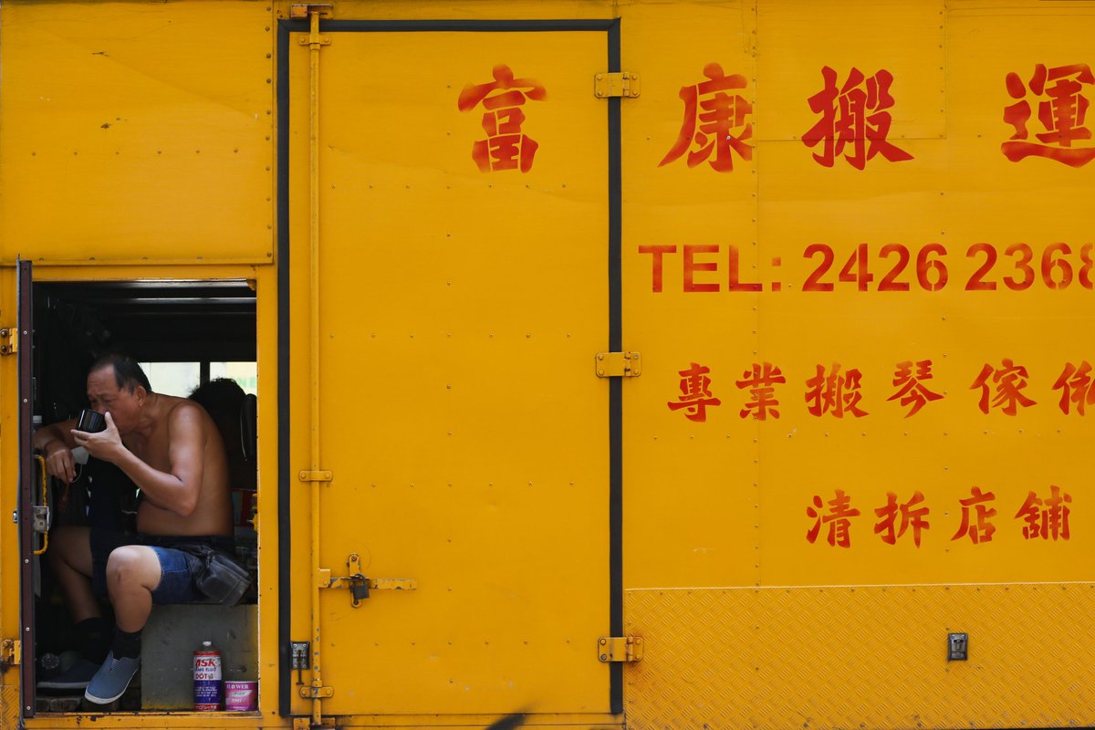 ThePointTaken's tweet photo. #VisualHK: People are seen eating outdoors on the first day of dining-in ban in #HongKong, as the SAR government tightens measures to contain a third wave of #coronavirus infections. (📷 Calvin Ng & Raymond Chan / China Daily) https://t.co/G2GH7nbthE