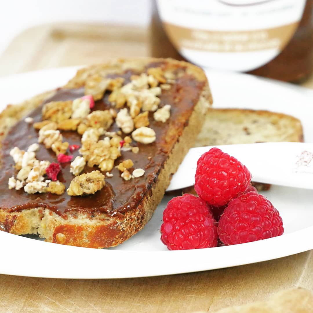 kaouett_'s tweet photo. Une tartine de Kaouett' saupoudrée de granola aux fruits rouges accompagnée de ses petites framboises. 🤤
Parfait pour bien démarrer la journée ! 😋
#breakfast #BreakfastDaily #wednesdaymorning #WednesdayMotivation https://t.co/MdA5hmB7CA