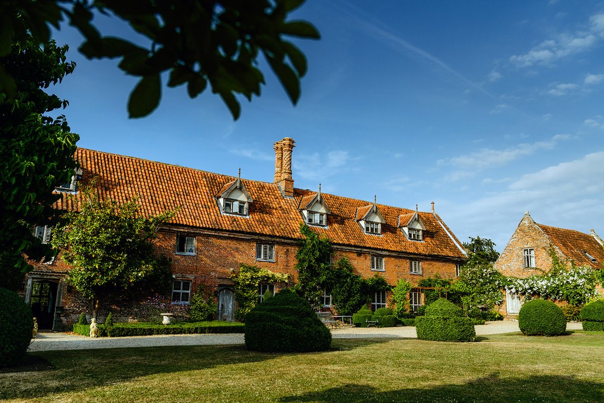 We're loving the blue sky days this summer! 
.
📸andydavidson.com
.
#haleshall #hertiageweddingvenue #weddingvenue #countryestate #countryhouse #tudorhall #norfolkwedding #luxurywedding #exclsuivewedding #weddingdestination