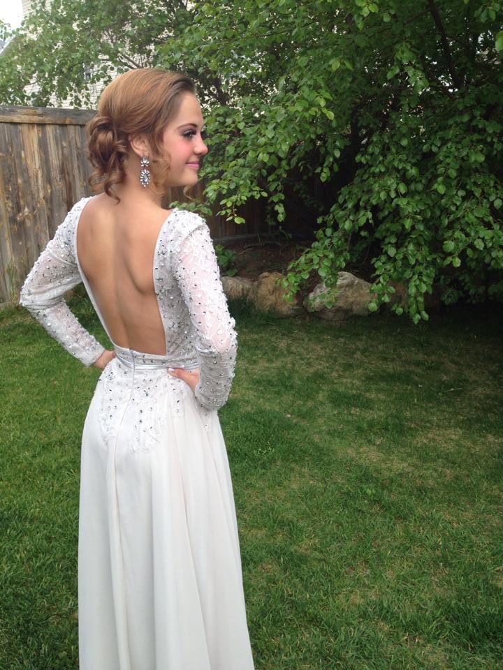 itsbadbethany's tweet photo. That time my aunt commented on a Facebook picture of me in my prom dress telling me how pretty i looked, and then when she saw a picture of the back of the dress she deleted her comment and messaged me to tell me how sad she felt that i chose to wear something so revealing. Lmfao https://t.co/uV9ltUnoIa