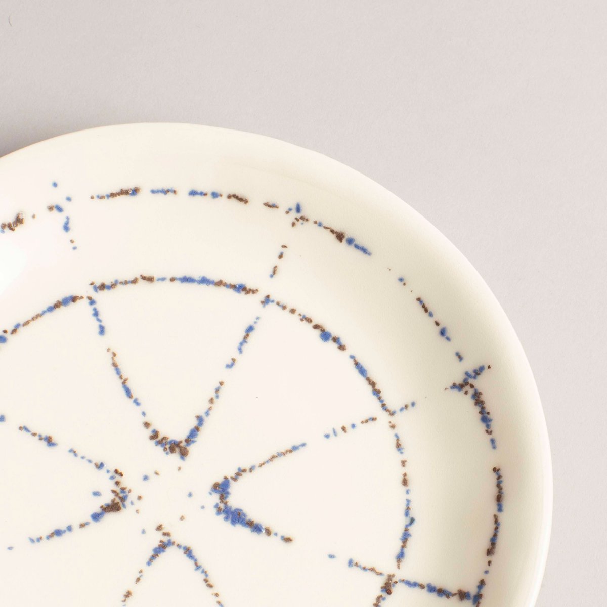 🔊Ceramics Made with Sound Waves. In 1874, Ernst Chladni discovered that by sprinkling sand on a metal plate and striking it with a violin bow, vibrant patterns emerge. The sand is bounced around in areas of vibration, and trapped in areas where standing waves form.