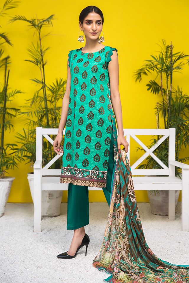 ZVbrand's tweet image. ZEEVARO brings sleek designs &amp;amp; delegate embroideries that make you stand out this season. Order now from our website or contact us directly on our FB page.  

#SAWANcollection #BrandZeevaro #Zeevaro #ZeevaroFabric