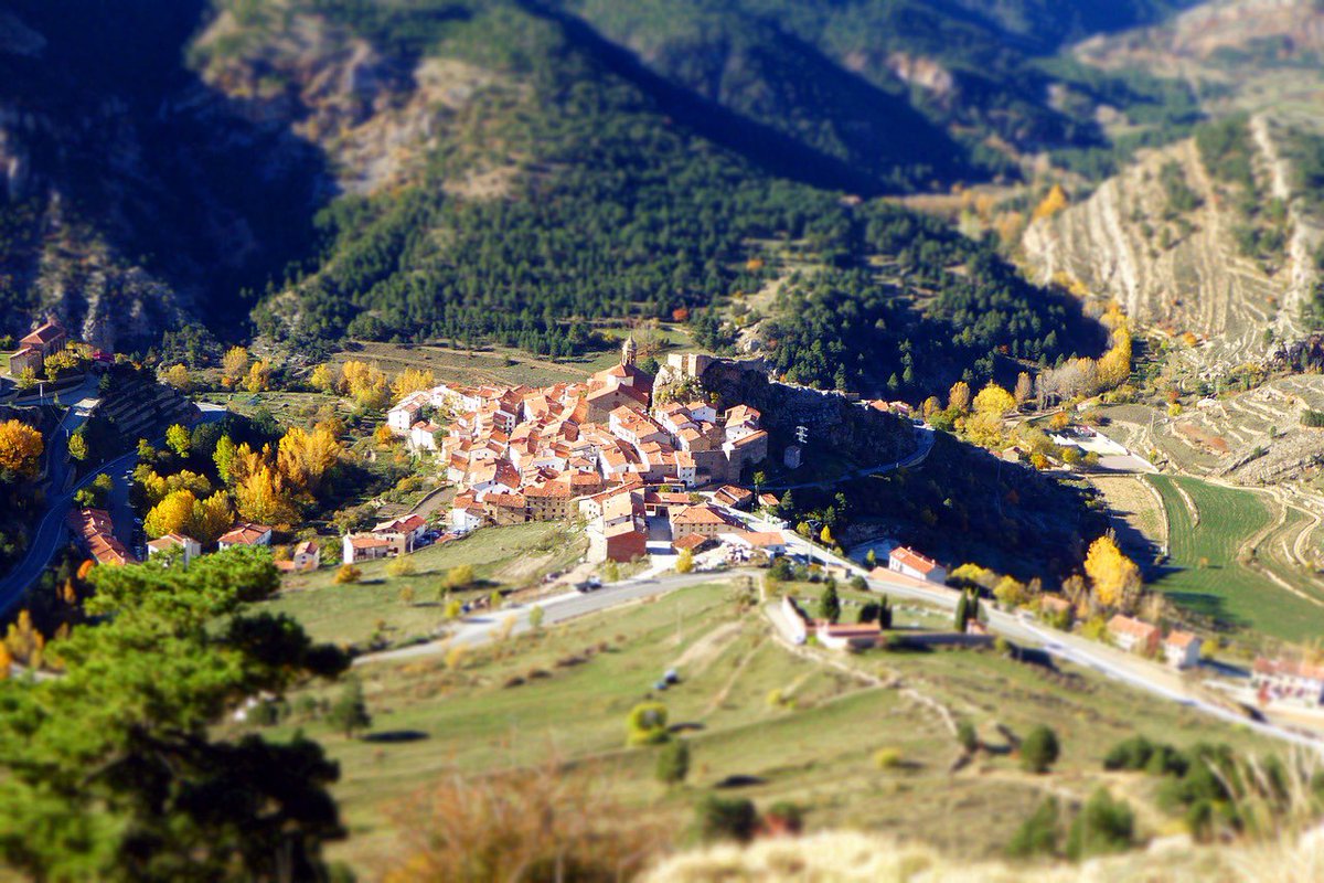 o2rural's tweet photo. Si buscáis tranquilidad y visitar pueblos bonitos en #Teruel este es vuestro plan:
• #Linaresdemora , un pequeño pueblo muy cerca de #Valdelinares 🏔
• #Moraderubielos , un pueblo de ensueño donde hay que visitar su castillo 🏰 y pasear por el casco antiguo.
#o2rural 💚 https://t.co/Q6nDdgENrw