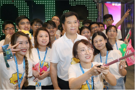 Suning_Group's tweet photo. Recently, we welcomed the newest #Project1200 members into the family. Chairman Zhang Jindong reiterated his talent philosophy that "the best cultivation for talents is encouraging them to take responsibility bravely. Talent is vital driving force for Suning's development." https://t.co/WV5kk9iLlB