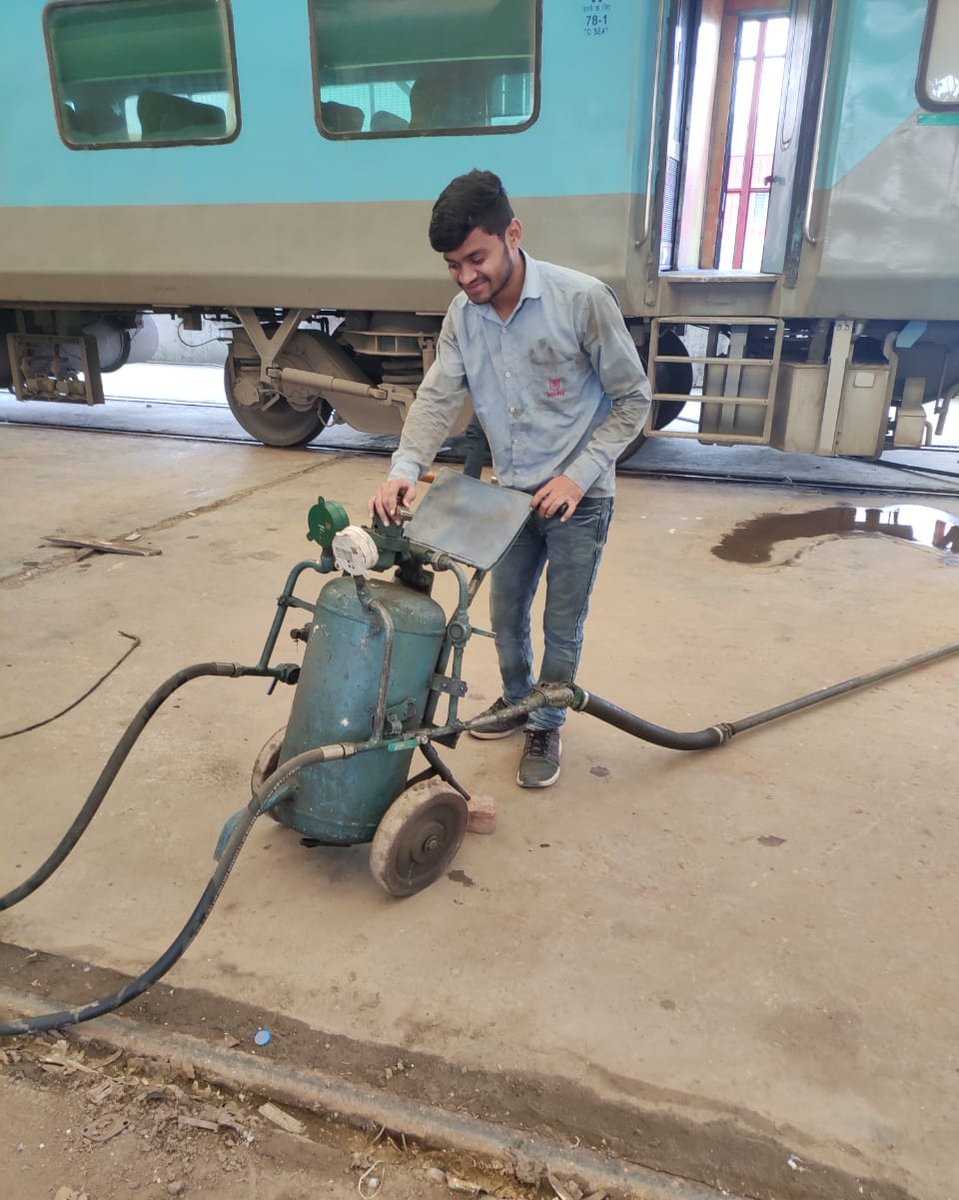 Jaydeepmali1993's tweet image. देखिये रेल मंत्री जी आप के सरकार मे बेरोजगारी से परेशान हो कर रेल ऍप्रेन्टिस आत्महत्या कर रहे है कृपया अप्प्रेन्टिसो को पुराने नियम से रेलवे मे नौकरी दे कर उनके
साथ न्याय करें
@PiyushGoyalOffc
@RailMinIndia
@ShivaGopalMish1
#Course_Completed_Act_Aprrentice