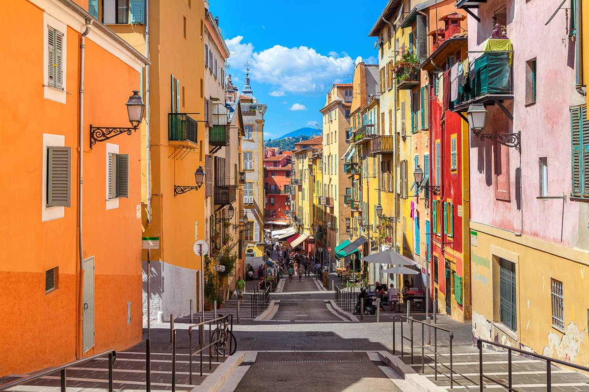 FlyttAgency's tweet photo. #CetEteJeVisiteLaFrance : Cap sur la #CotedAzurFrance au marché aux fruits/légumes du #CoursSaleya à #Nice, qui est un véritable marché méditerranéen, chaleureux et plein de vie.

L’ambiance animée, les couleurs et les parfums vont vous séduire ! 🌞

#Tourisme #EnVacances #France https://t.co/as7jFXWWtD