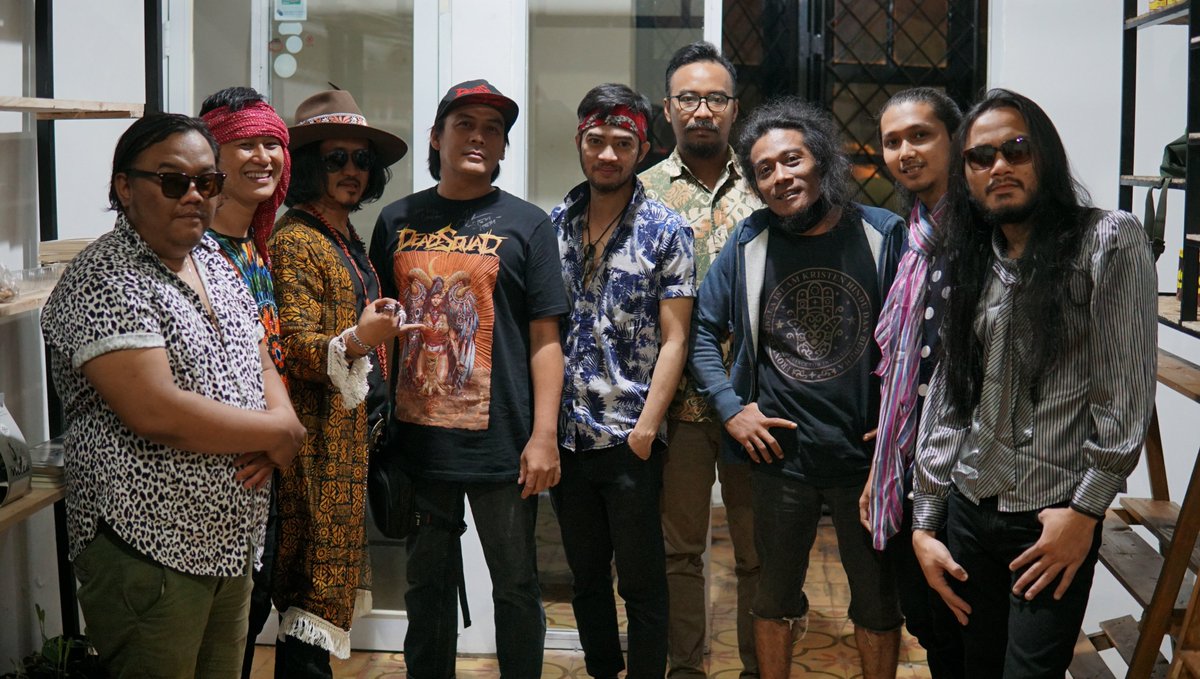 Dan setanpun kecewa.

Ya... hanya setan yang berontak dipaparkan kebenaran