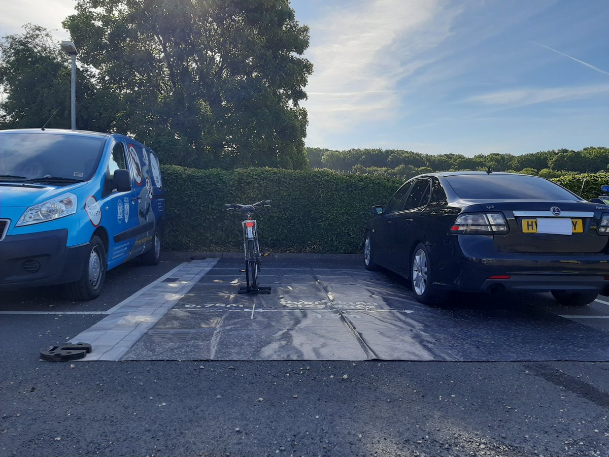 HantsPolRoads's tweet photo. Out in Basingstoke this morning on a 'Close Pass' operation focussing on keeping everybody safe. The photos show a minimum recommended distance that drivers should allow when passing cyclists #RSU @tvprp @HantsPolice @HantsRoadSafety @BasingstokeCops #ItsNotWorthTheRisk https://t.co/LPHnbup0dS