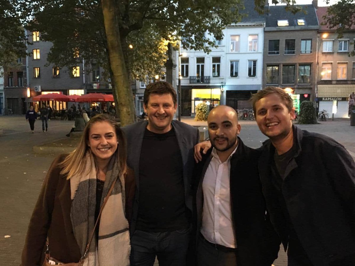 alexandradarch's tweet photo. @johncrombez succes met jouw verdere carrière! Een verlies voor de politiek. 
(Geloven of niet maar deze foto werd getrokken door toenmalige medewerker @conner_rousseau) 😉 https://t.co/vRSd5lyB1n