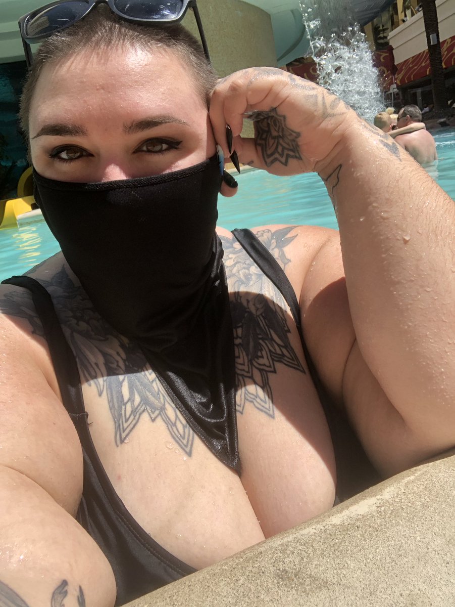 bbw_gothbabe's tweet photo. #Poolside with some #sharks at @GoldenNuggetLV  #lasvegas #gothgirlgoesswimming https://t.co/ZBefLP8ST0
