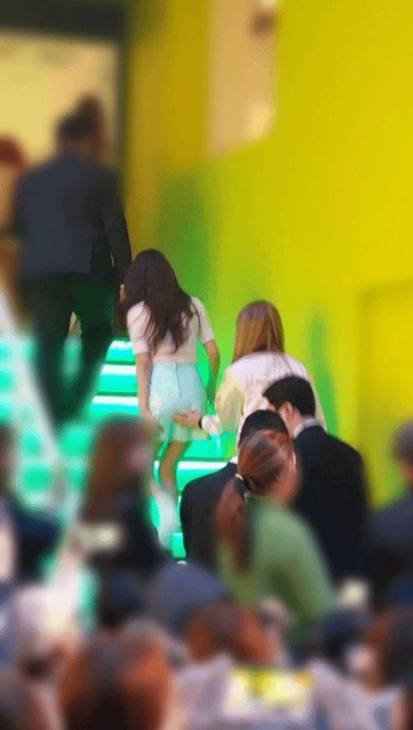 9- Moonbyul ayudando a Yongsun y tapandola