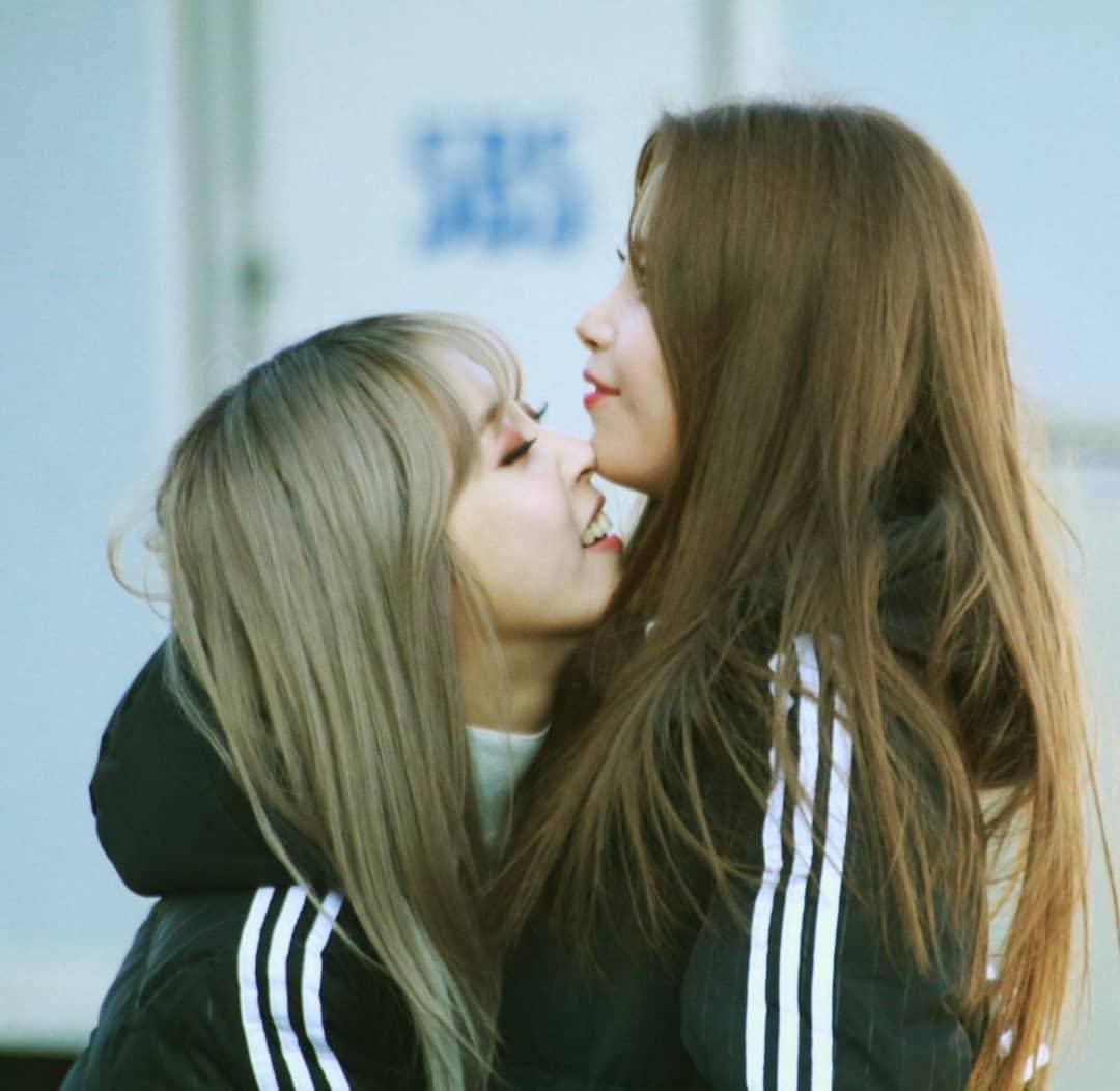 12- Moonbyul y estos momentos donde apoya su nariz en la barbilla de Yongsun