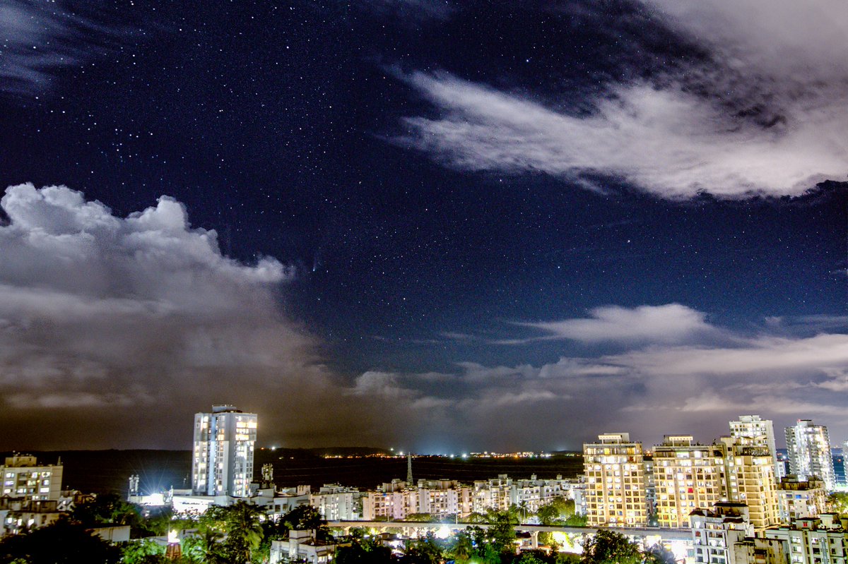 saurabhsawant's tweet photo. #Stargazing is #astronomically difficult in #Mumbai due to #light and #air #pollution, add #monsoon #clouds to the mix and it becomes impossible. After trying almost every night for a fortnight without luck, I finally got a golden window to get a glimpse of the #neowisec2020f3 https://t.co/R4U2WRL4p7
