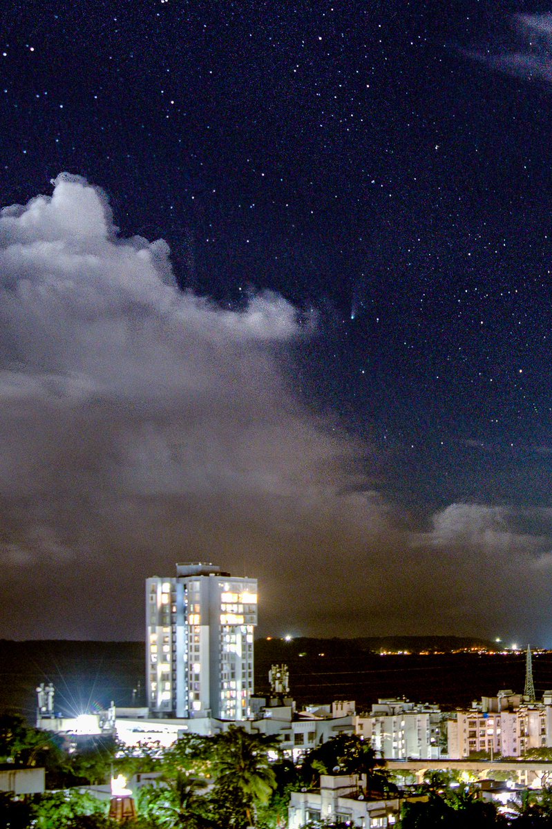 saurabhsawant's tweet photo. #Stargazing is #astronomically difficult in #Mumbai due to #light and #air #pollution, add #monsoon #clouds to the mix and it becomes impossible. After trying almost every night for a fortnight without luck, I finally got a golden window to get a glimpse of the #neowisec2020f3 https://t.co/R4U2WRL4p7