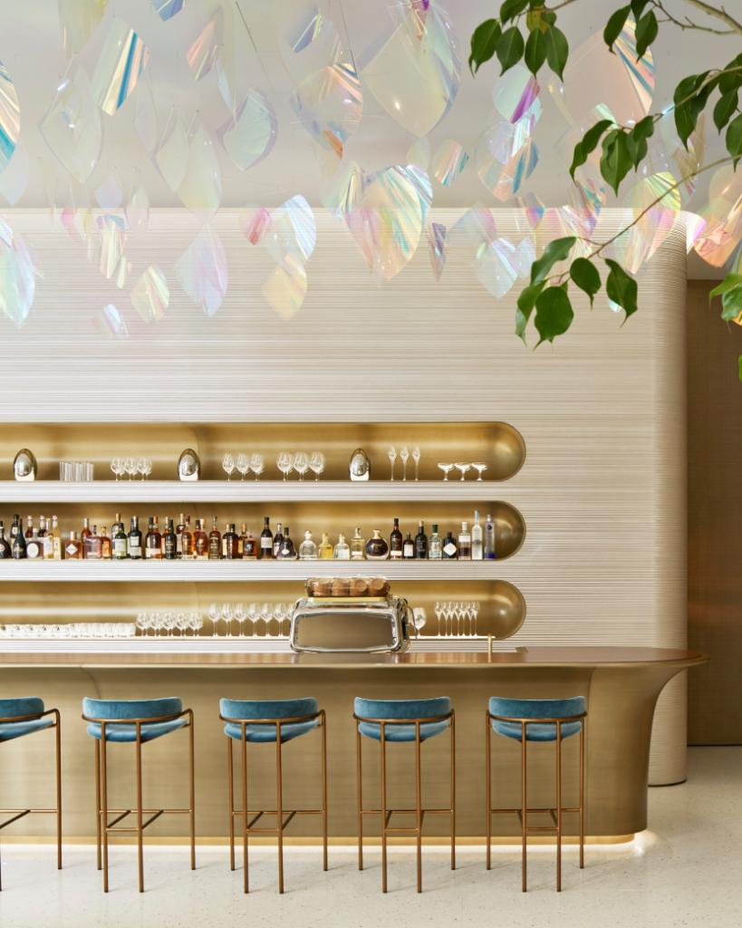 Louis Vuitton Japan ルイ ヴィトン メゾン 大阪御堂筋の最上階に誕生した Le Cafe V ル カフェ ヴィー の公式instagramアカウントがopen モダンなファニチャーを配した店内や季節限定のデザートなど最新情報をお届け メゾン初のカフェをぜひ