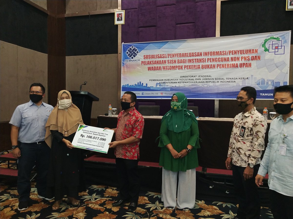 Serah terima manfaat JKm dan JHT tgl 28 Juli 2020, ahli waris juga didaftarkan sebagai peserta <a href="/BPJSTKinfo/">BPJS Ketenagakerjaan</a> oleh <a href="/pemkotbekasi/">Pemerintah Kota Bekasi</a> sebagai pengurus RT. Disaksikan oleh Kasubdit Kepesertaan Jamsos Direktorat Jamsos Kemnaker RI.