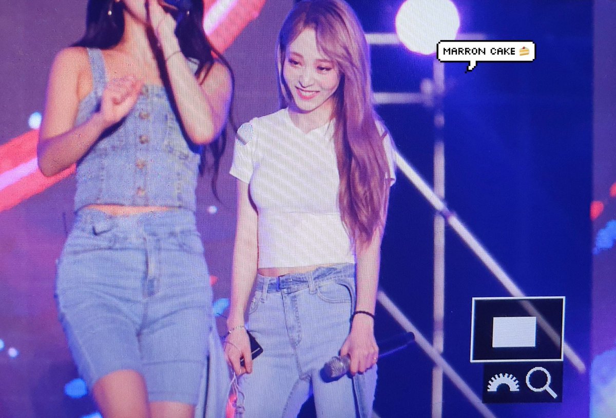 14- Cuando Byul le dio su campera a Yongsun y Yongsun la pulso en su bolsillo, Moonbyul la vio así